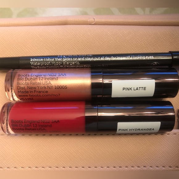 No7 vanity case with eye pencil, lip gloss and eye shadow - Picture 6 of 7